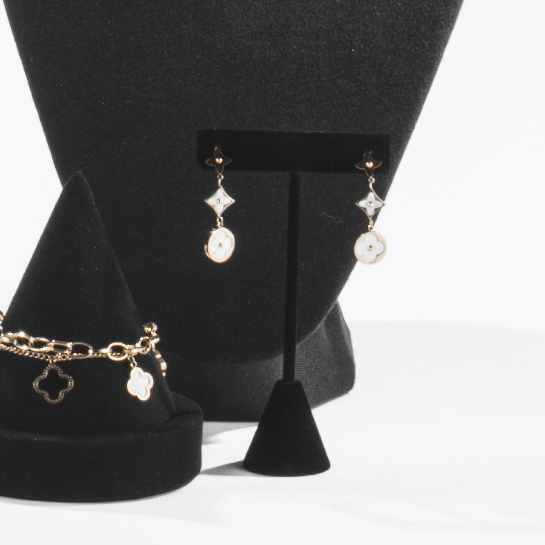 Boucles d’Oreilles Pendantes Trèfle Blanc Doré