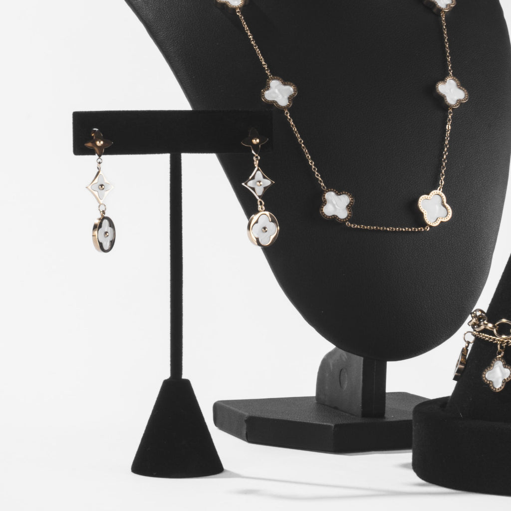 Boucles d’Oreilles Pendantes Trèfle Blanc Doré