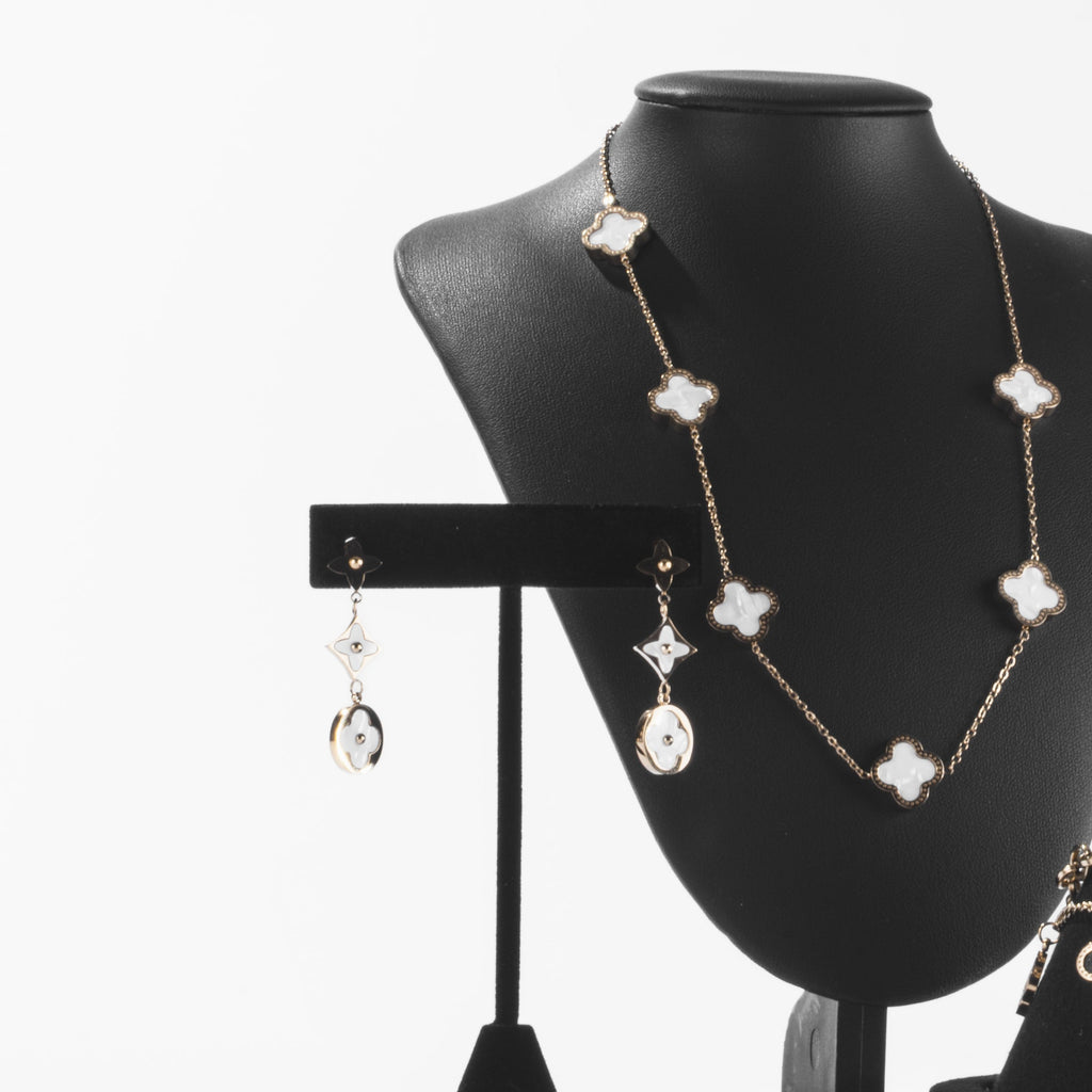 Boucles d’Oreilles Pendantes Trèfle Blanc Doré