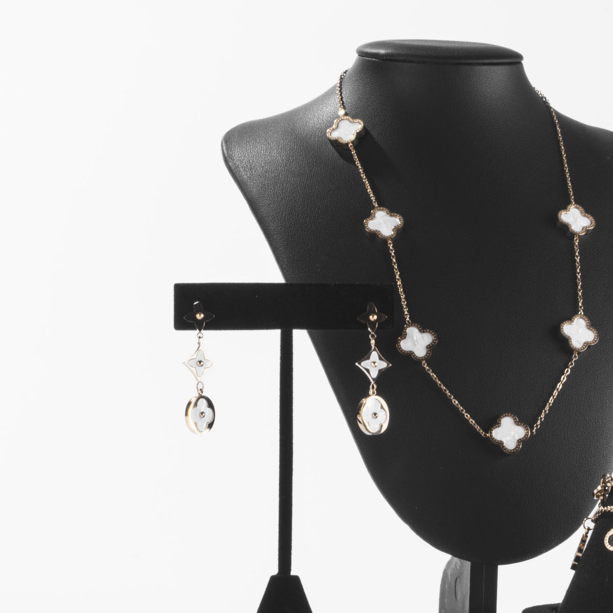 Boucles d’Oreilles Pendantes Trèfle Blanc Doré