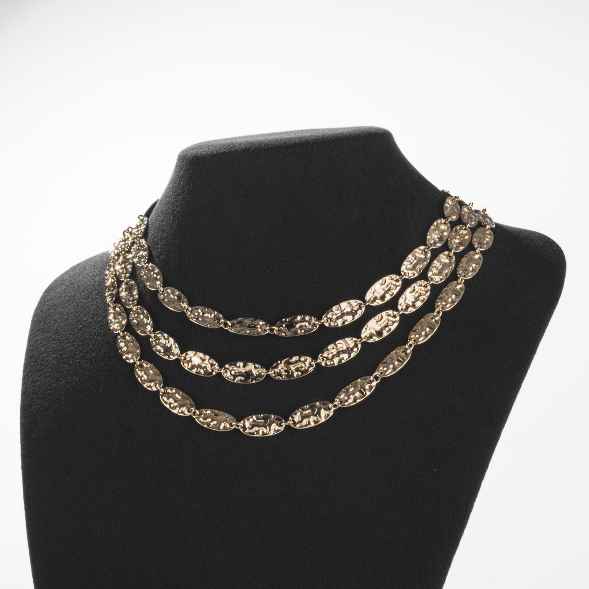 Collier Triple Rang Médaillons Martelés Doré