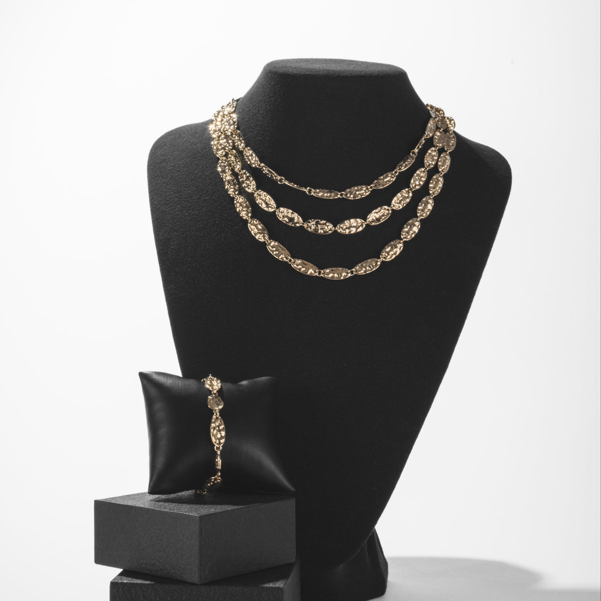 Collier Triple Rang Médaillons Martelés Doré
