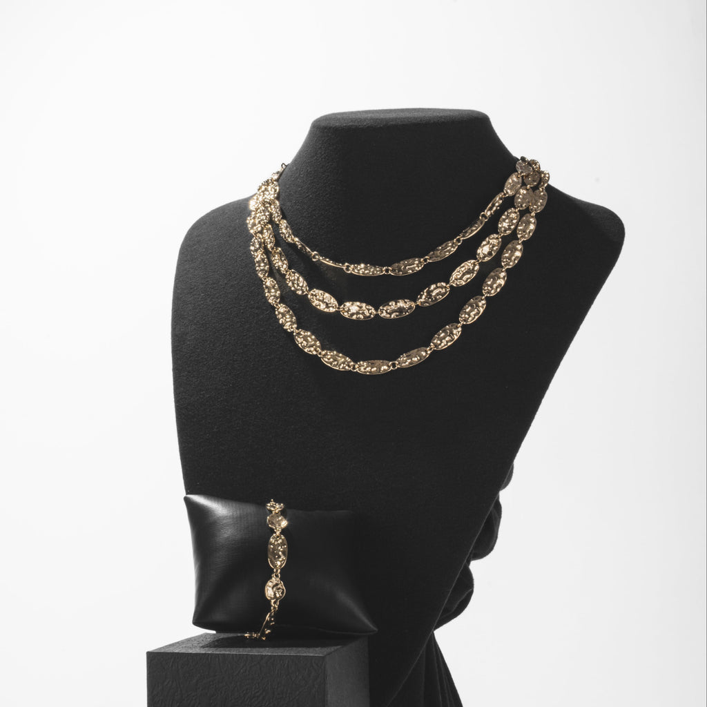 Collier Triple Rang Médaillons Martelés Doré