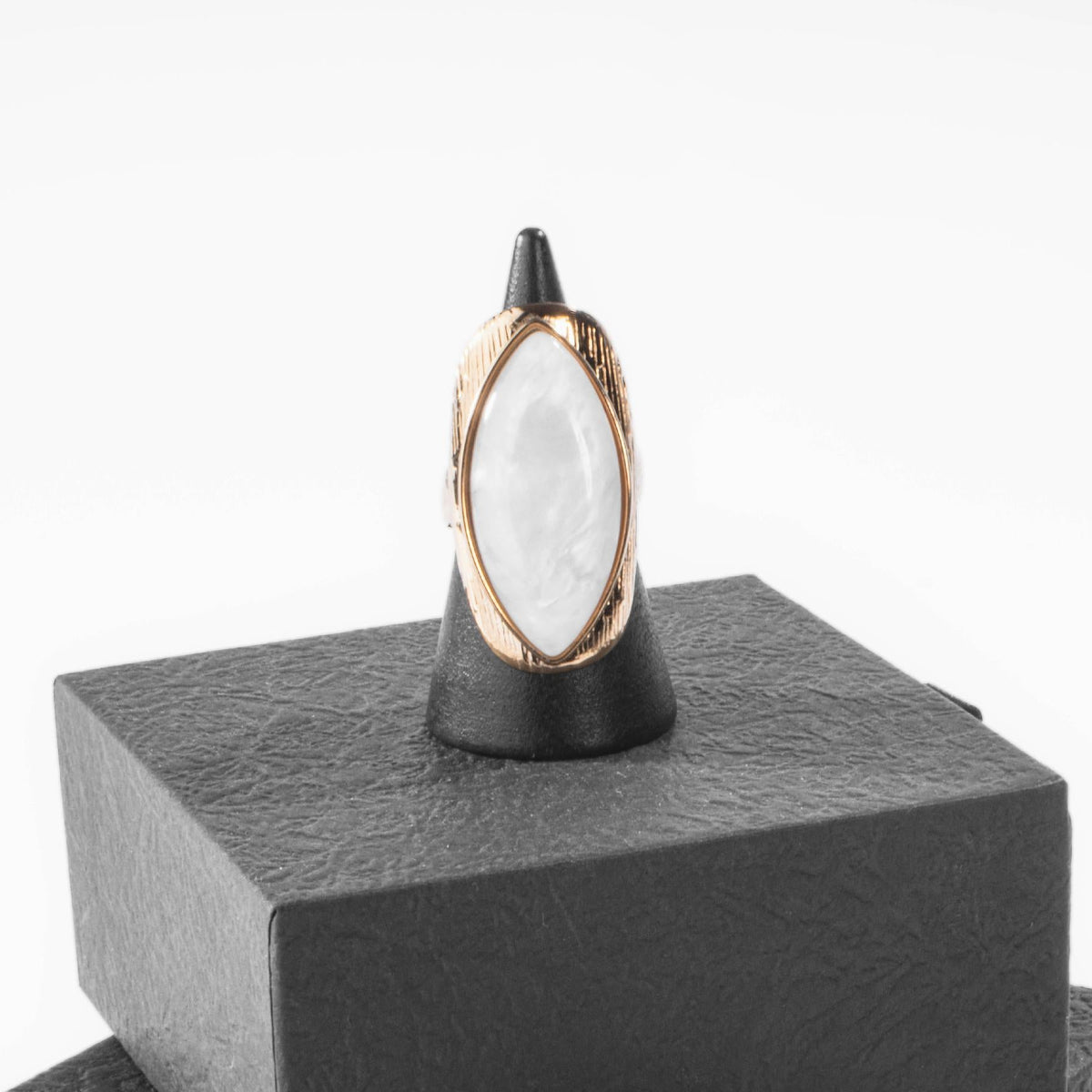 Bague Ovale Nacrée Dorée