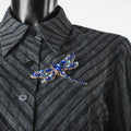 Broche libellule bleue ornée de strass
