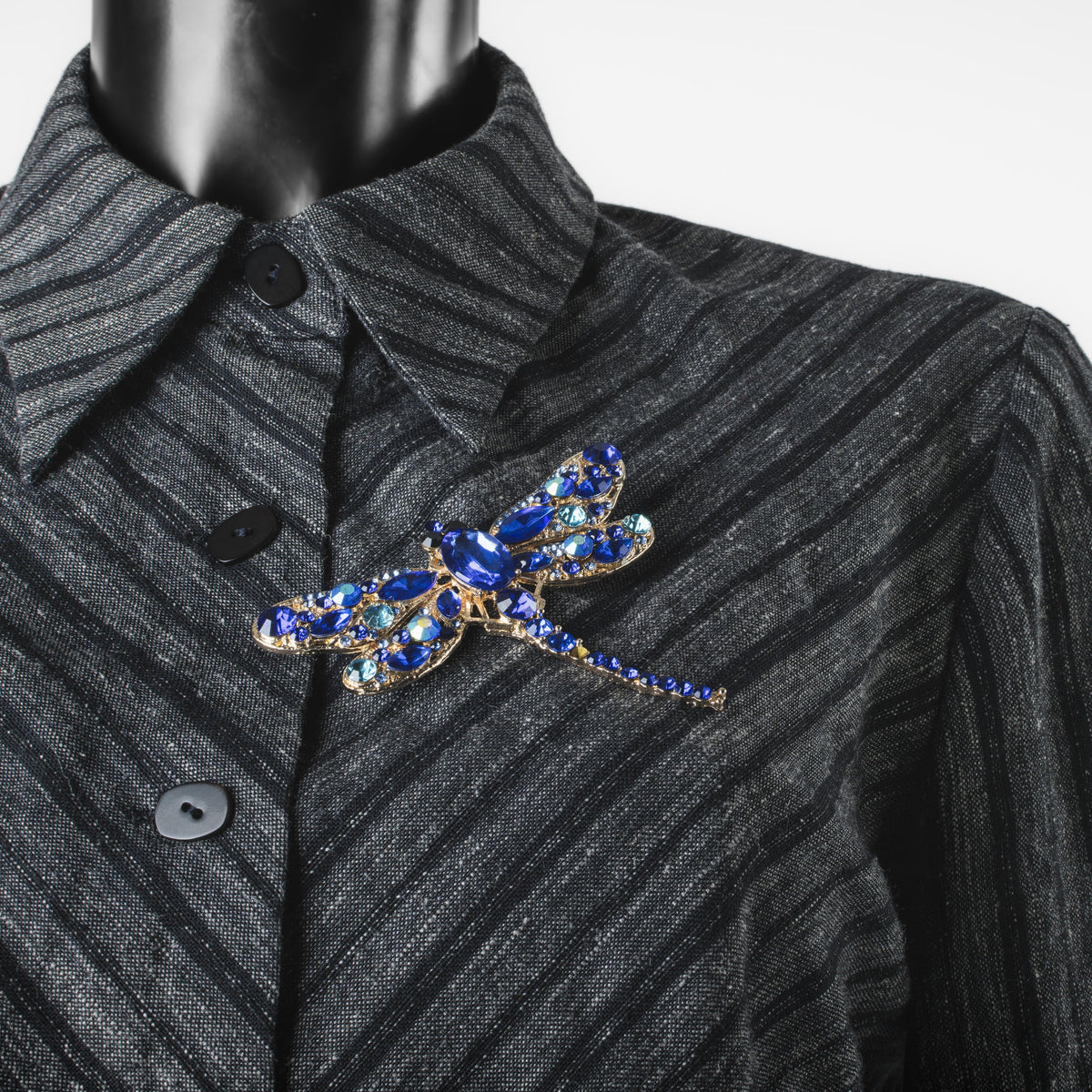 Broche libellule bleue ornée de strass