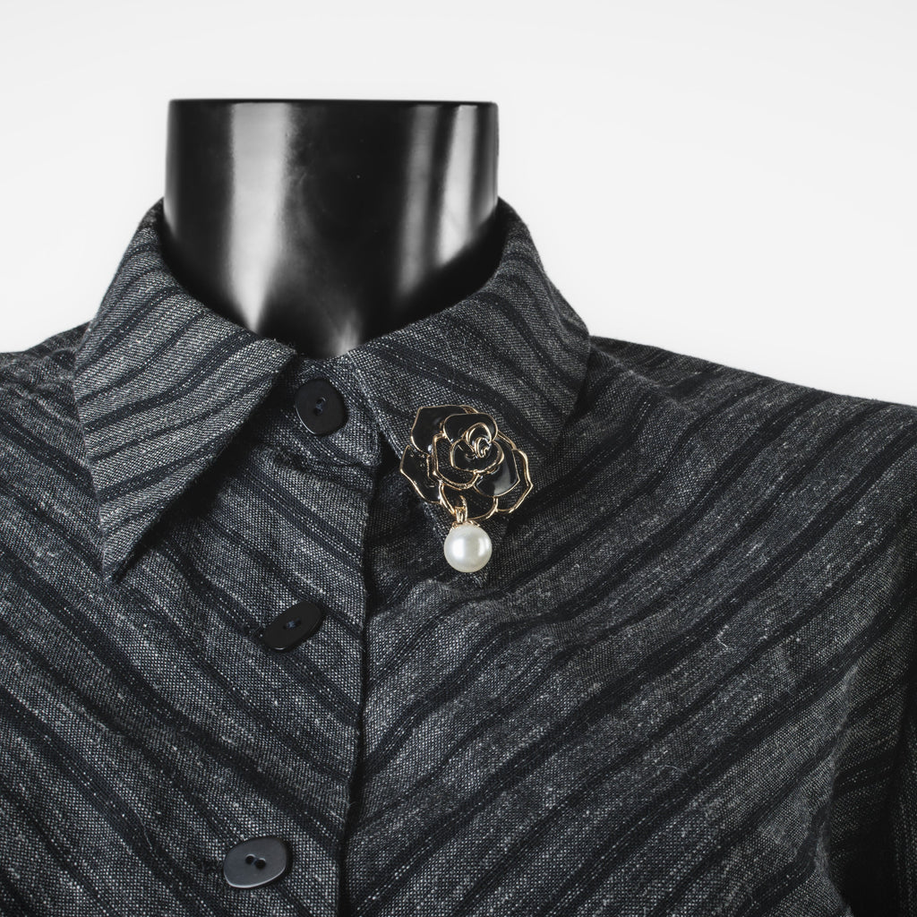 Broche fleur noire avec perle pendante