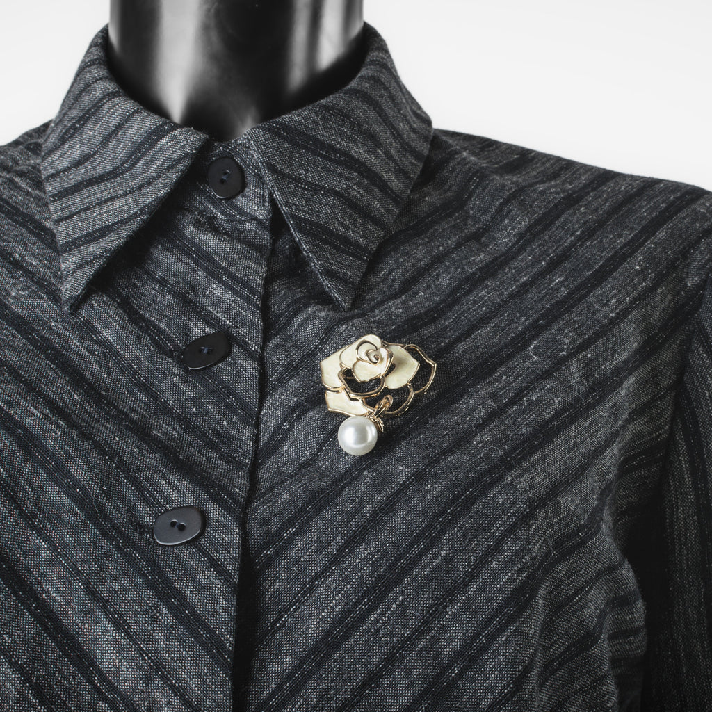 Broche fleur nacrée avec perle pendante
