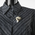 Broche fleur nacrée avec perle pendante