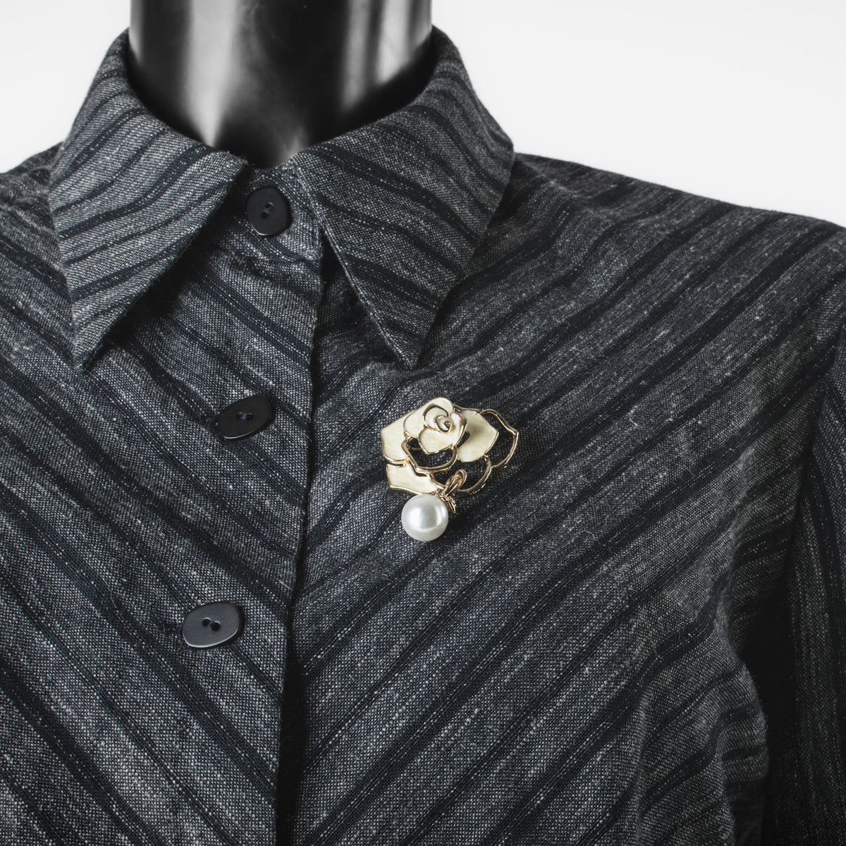 Broche fleur nacrée avec perle pendante
