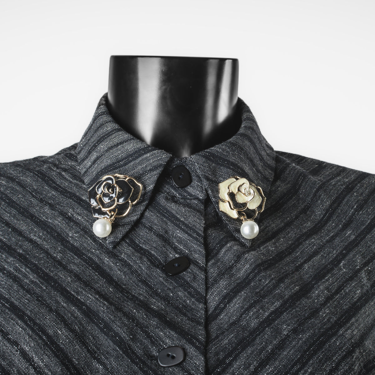 Broche fleur noire avec perle pendante