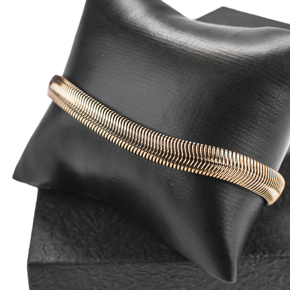 Bracelet jonc doré maille texturée