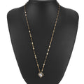 Collier doré pendentif carré avec pierre effet diamant