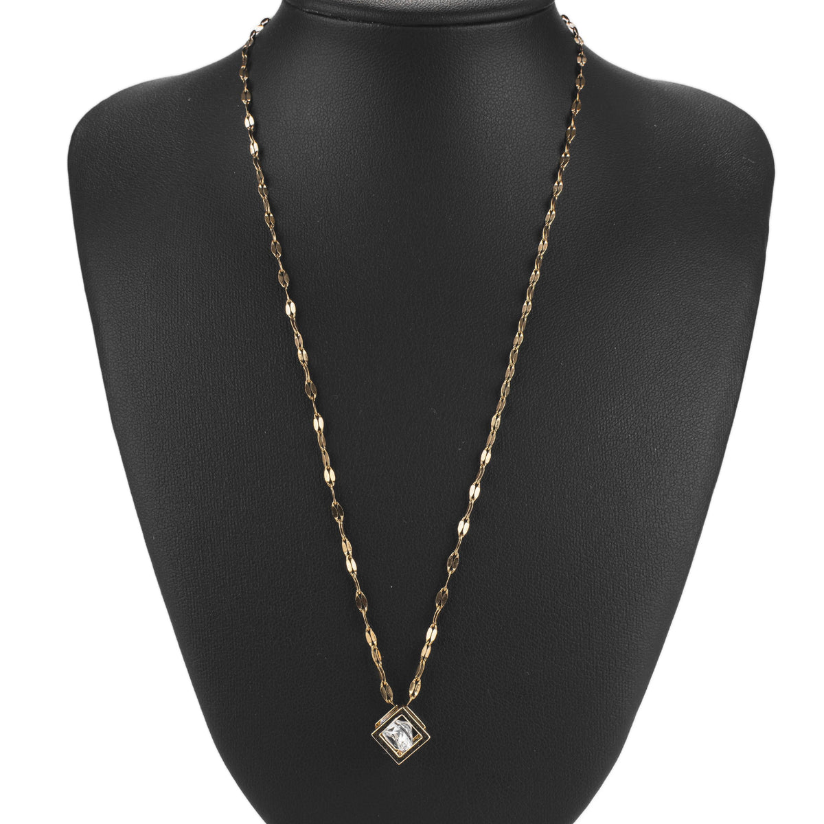 Collier doré pendentif carré avec pierre effet diamant