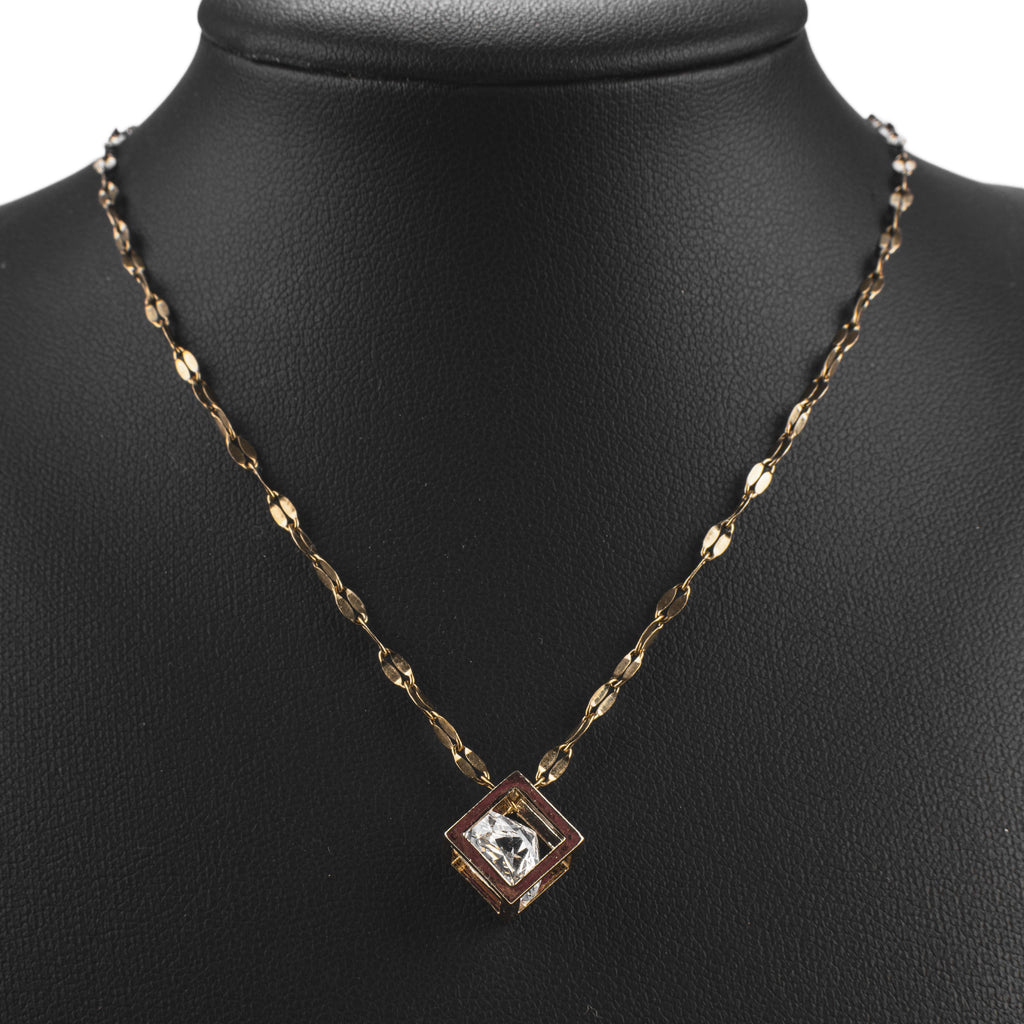 Collier doré pendentif carré avec pierre effet diamant