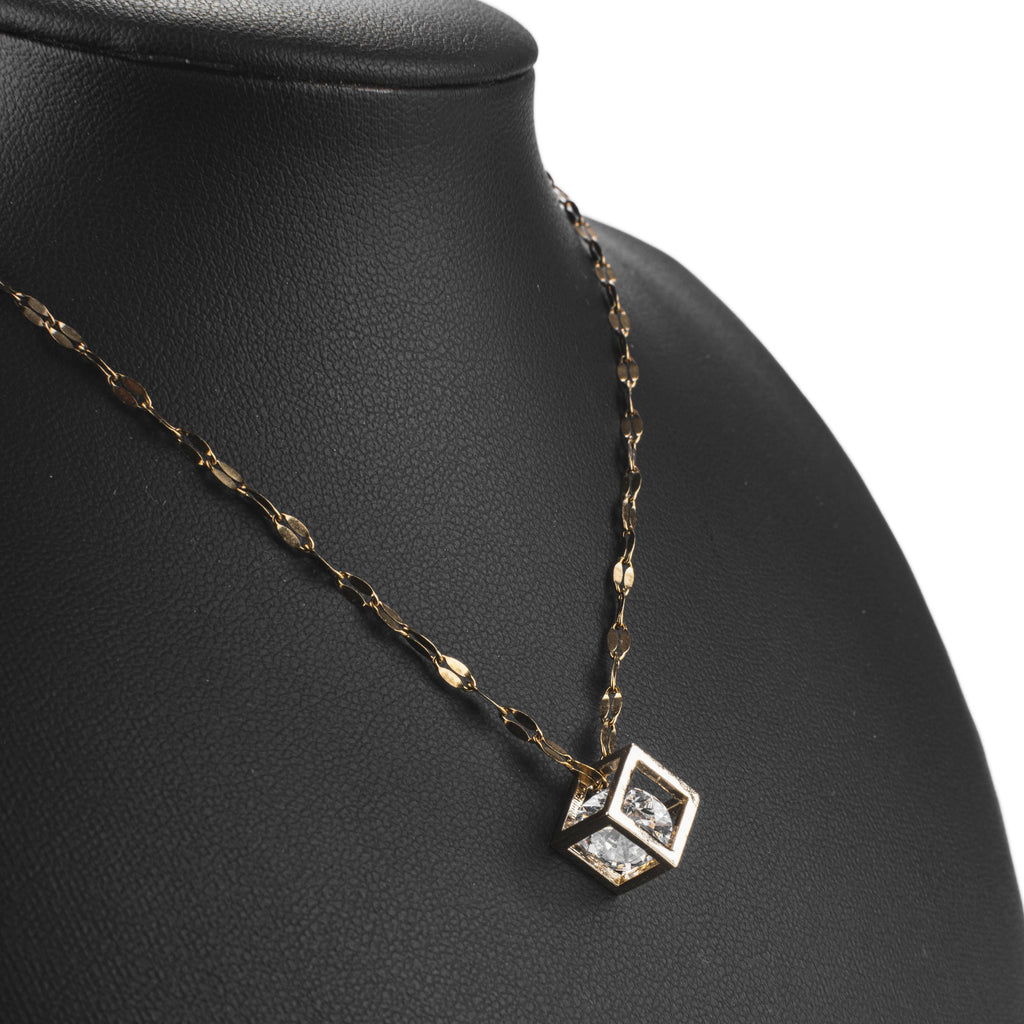 Collier doré pendentif carré avec pierre effet diamant