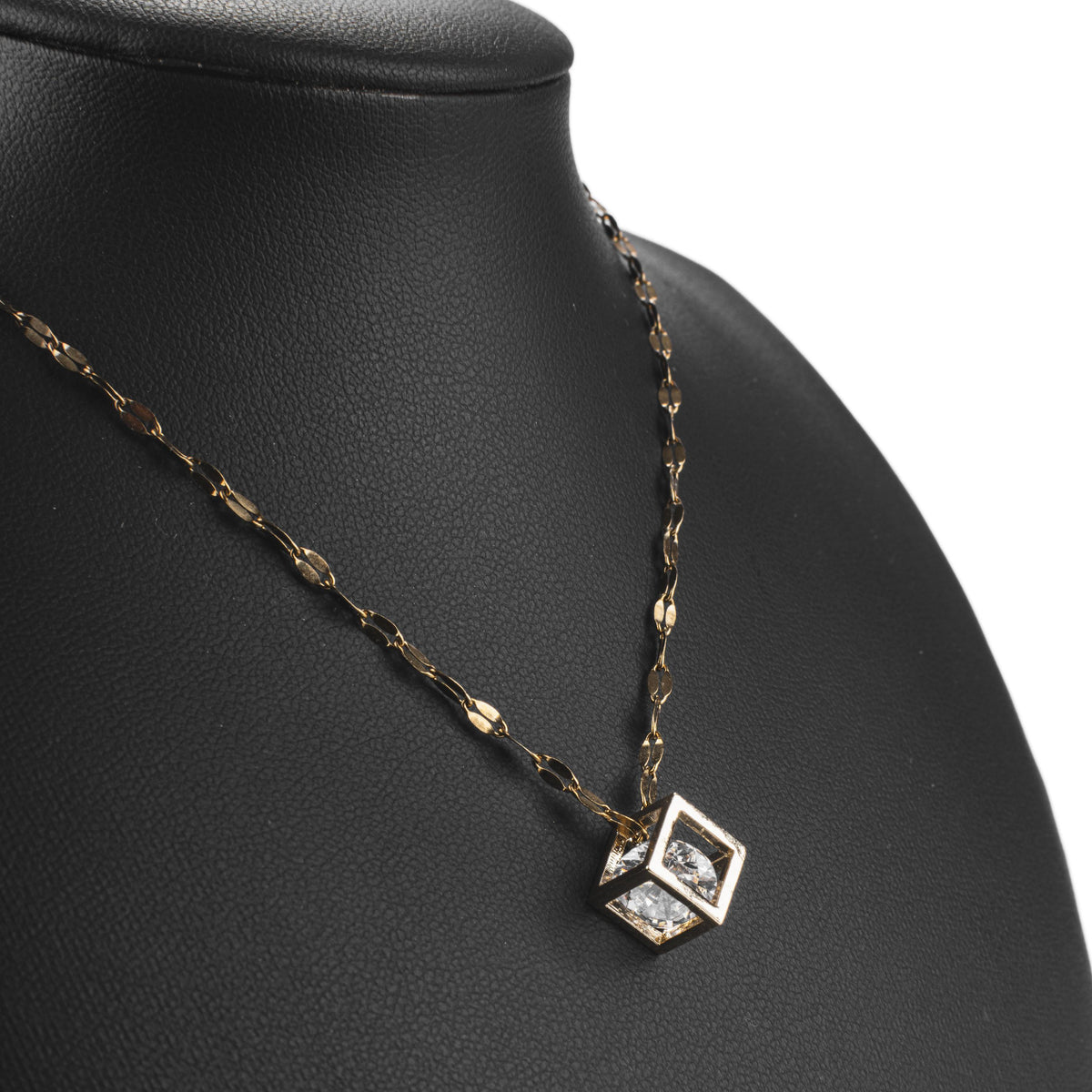 Collier doré pendentif carré avec pierre effet diamant