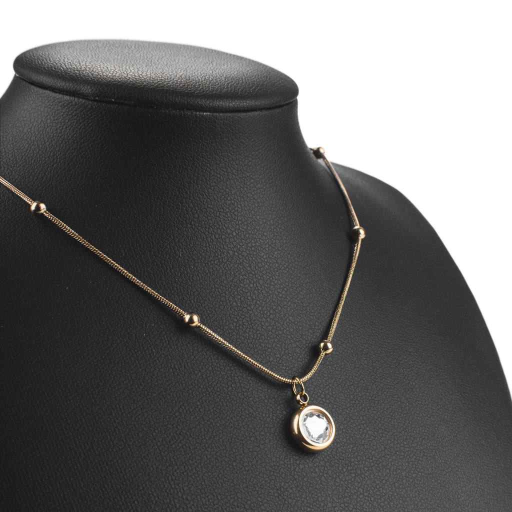 Collier doré perlé avec pendentif