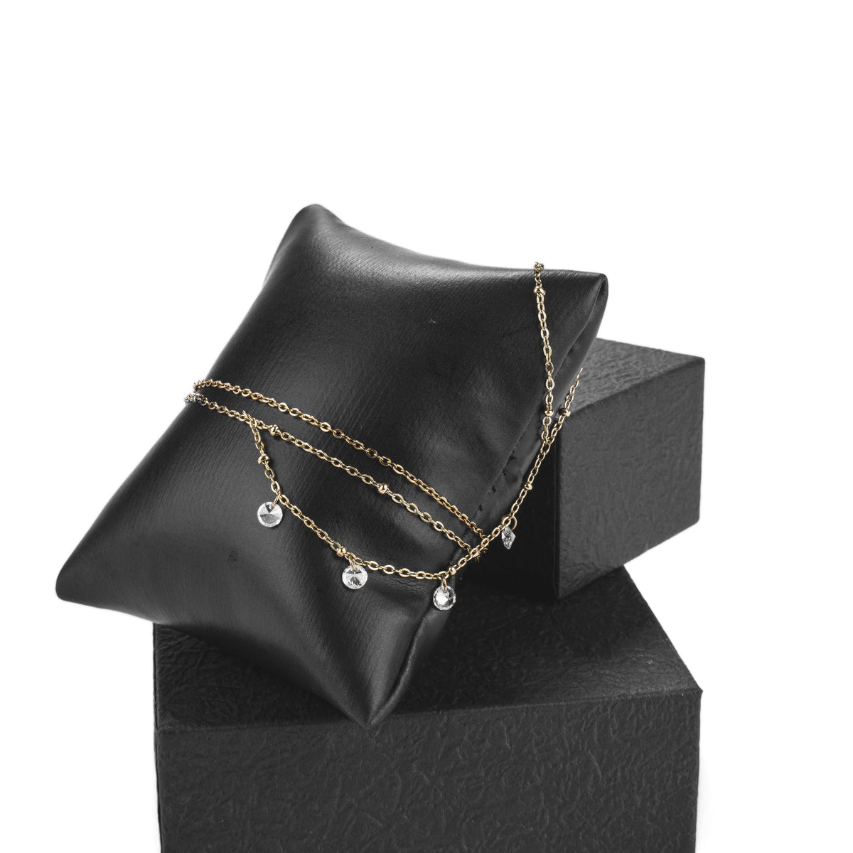 Collier de main doré avec pierres effet diamant