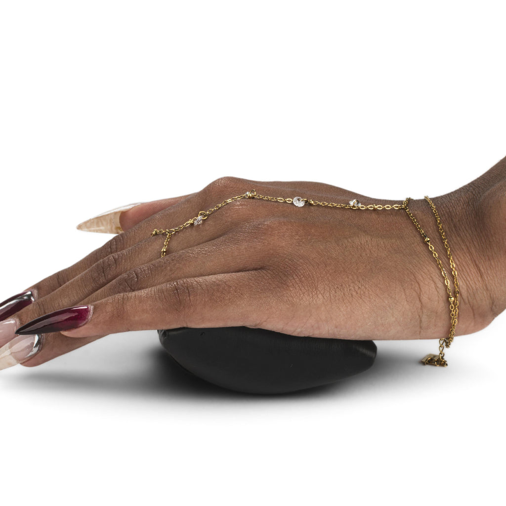 Collier de main doré avec pierres effet diamant