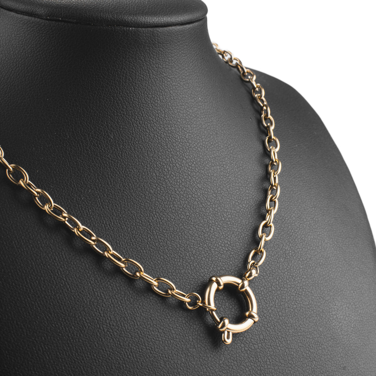 Collier doré à maillons avec fermoir rond devant